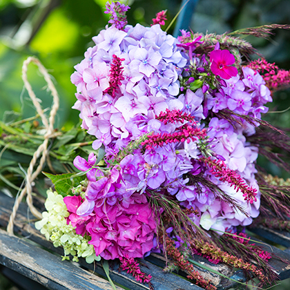 Een prachtig landelijk boeket met floxen, duizendknoop en siergrassen.